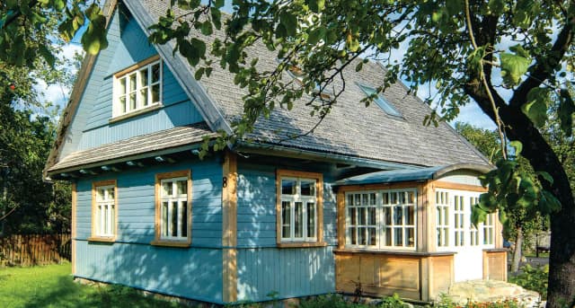 Jak odnowić elewację drewnianego domu i uniknąć kosztownych błędów