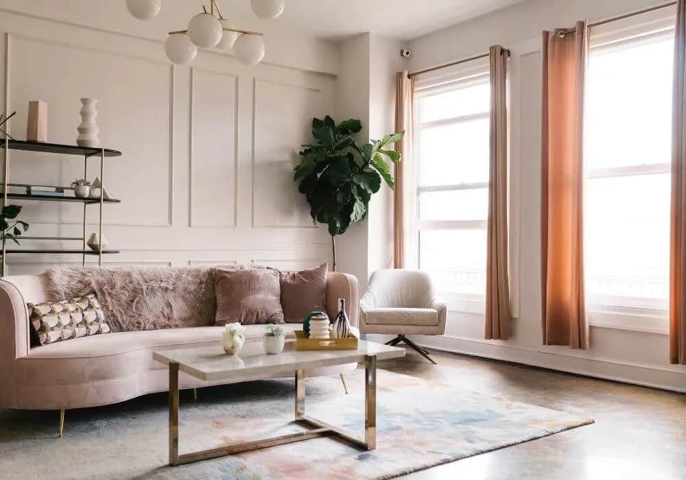 Jakie zasłony do beżowych ścian? Oto kolory, które odmienią wnętrze