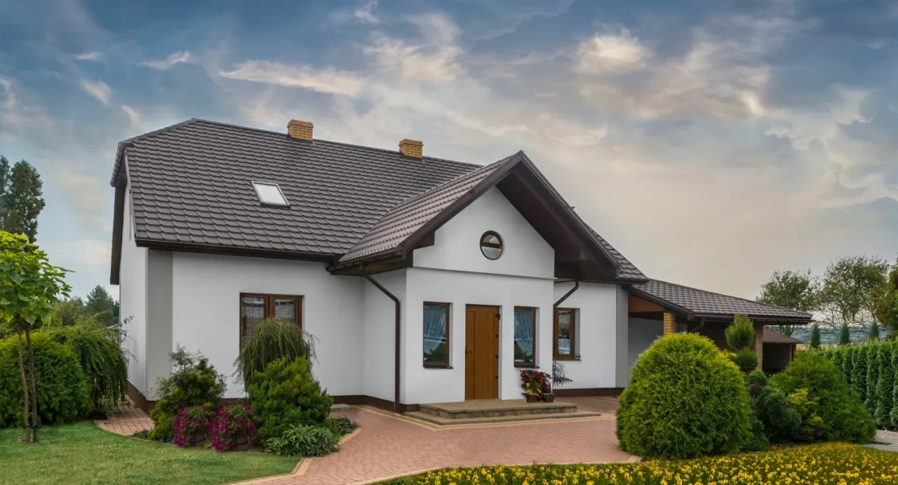 Jaką blachę na dach wybrać, aby uniknąć kosztownych błędów?