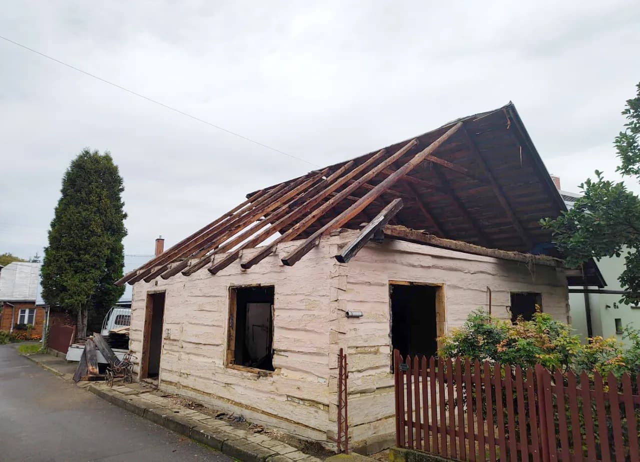 Ile kosztuje rozbiórka i przeniesienie domu drewnianego? Sprawdź ceny!