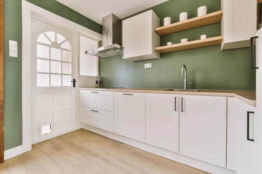 Co na ścianę w kuchni, żeby się nie brudziła – trwałe i łatwe w czyszczeniu materiały