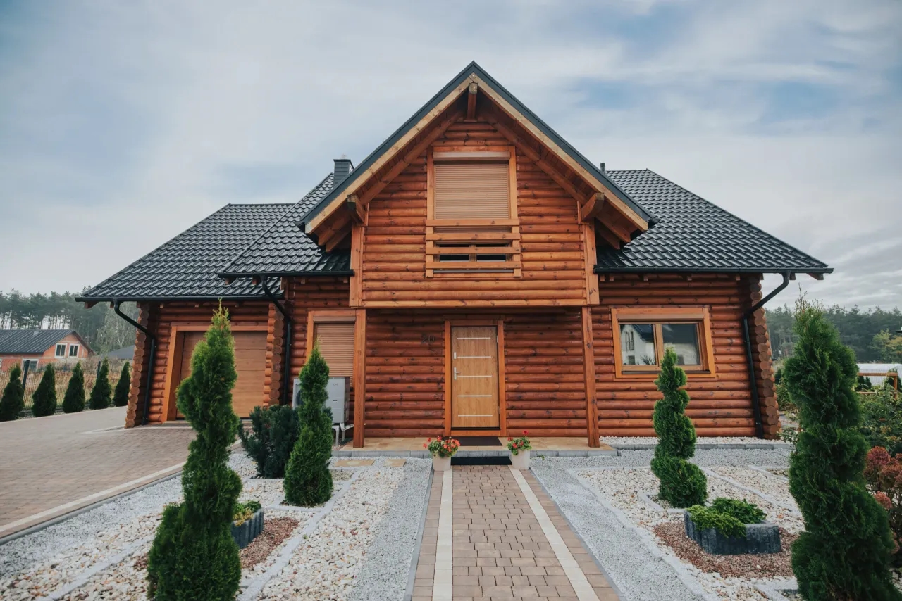 Ile kosztuje budowa domu drewnianego pod klucz? Sprawdź ukryte koszty
