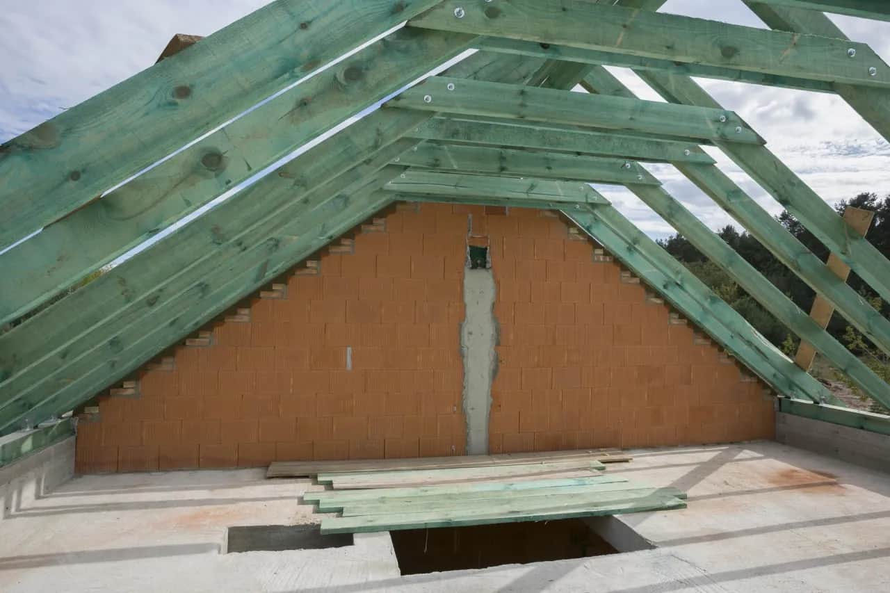 Jak uniknąć błędów przy styku ściany szczytowej z dachem?