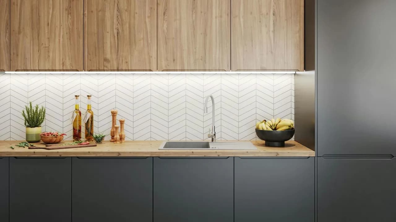 Jak zakończyć płytki na ścianie w kuchni, by uniknąć błędów?