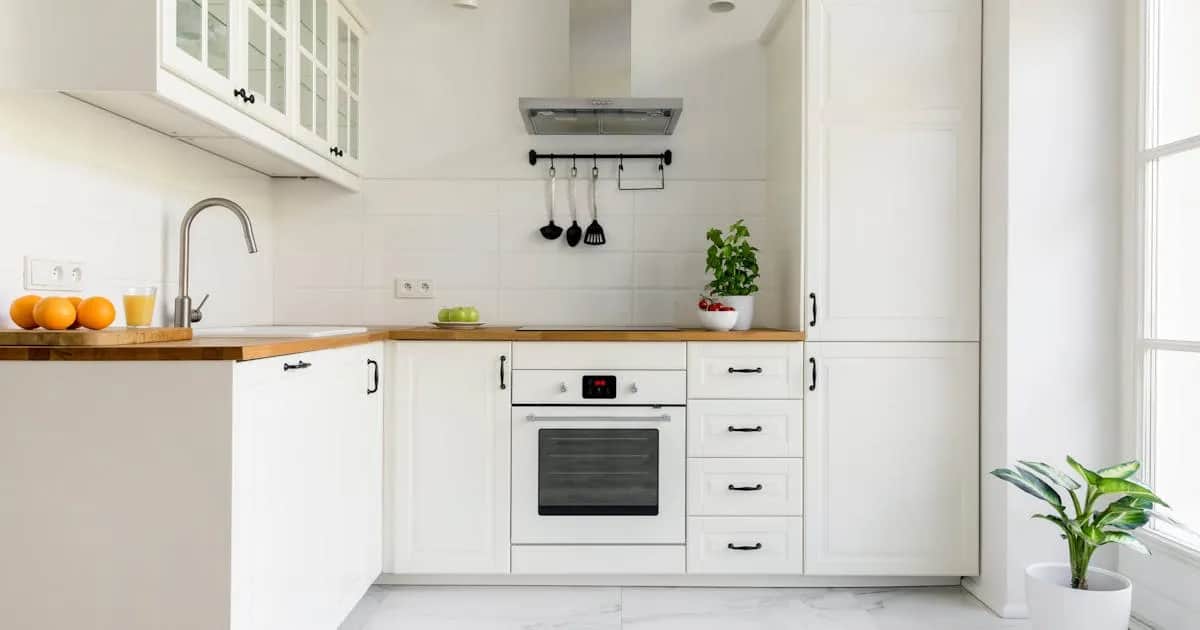 Jakie ściany do białej kuchni z drewnem? Odkryj idealne kolory