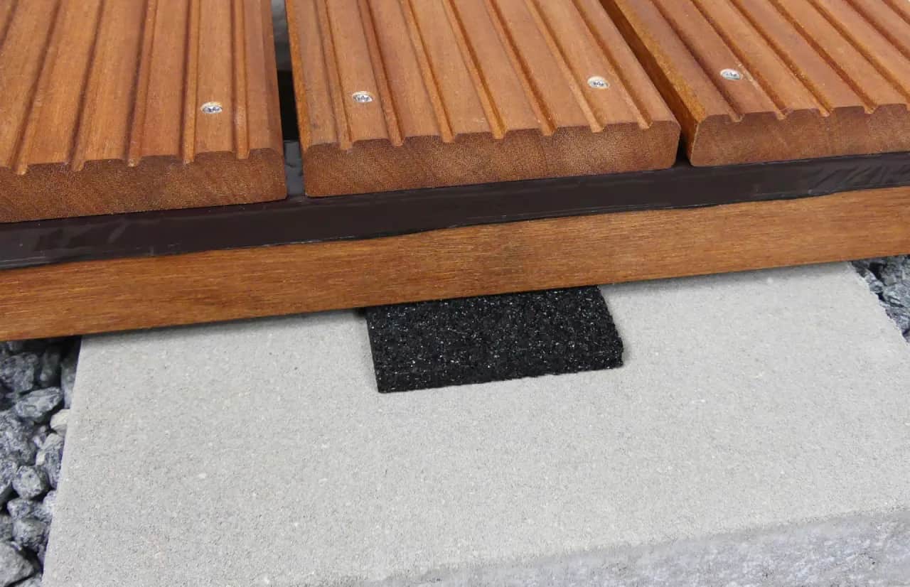 Co pod legary na taras? Odkryj najlepsze materiały na izolację i poziomowanie