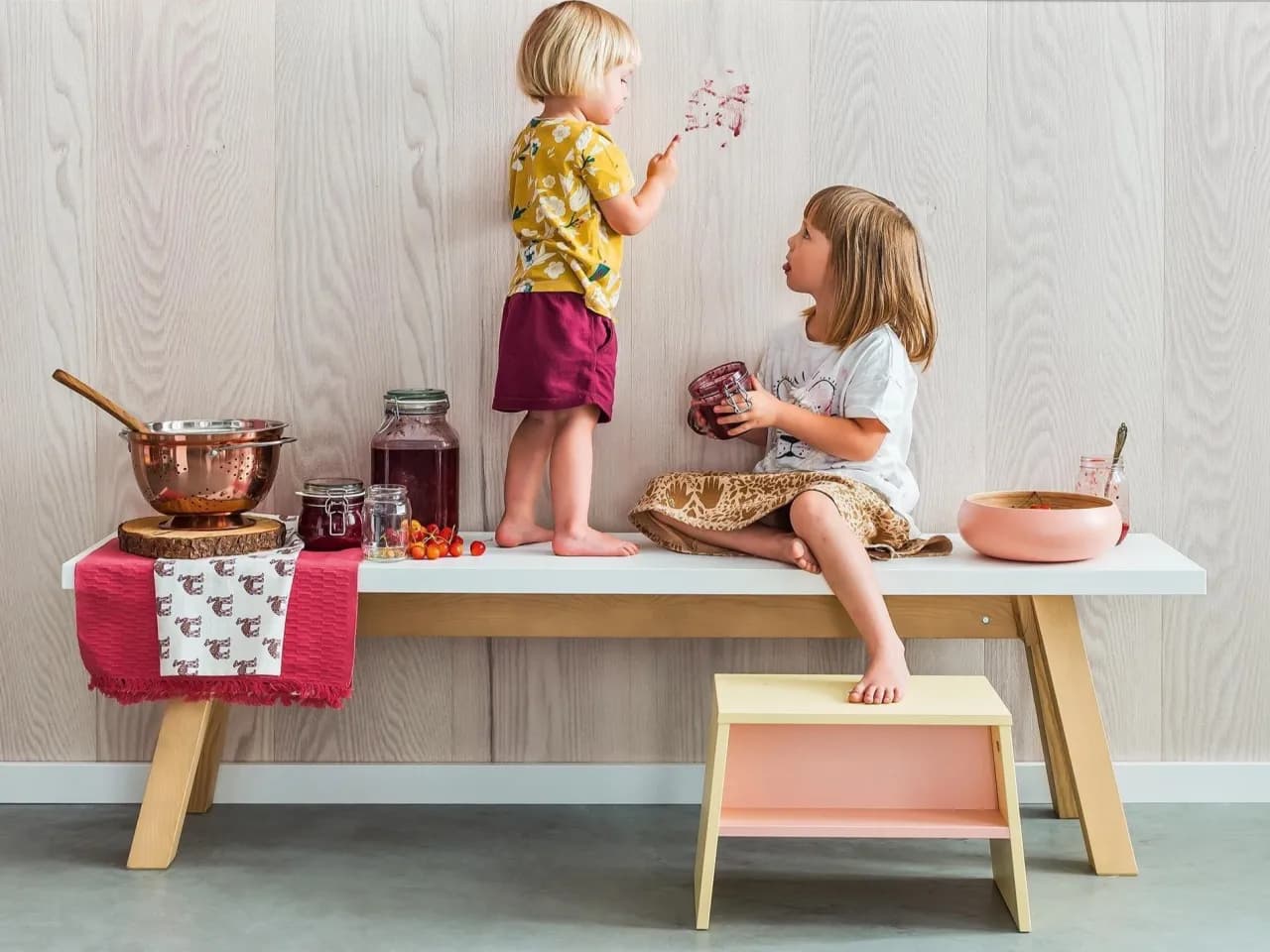 Jak wyczyścić ścianę bez uszkadzania farby - sprawdzone metody i porady