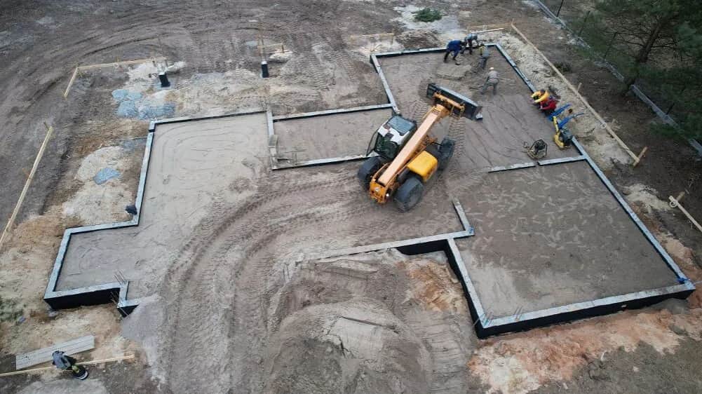 Czym zasypać fundamenty wewnątrz, aby uniknąć problemów z wilgocią?