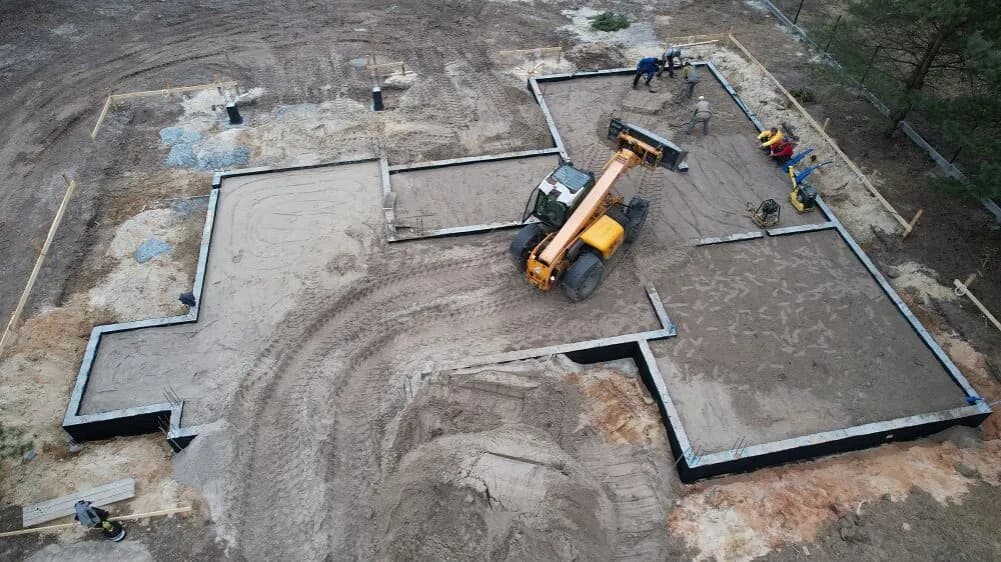 Czym zasypać fundamenty wewnątrz, aby uniknąć problemów z wilgocią?