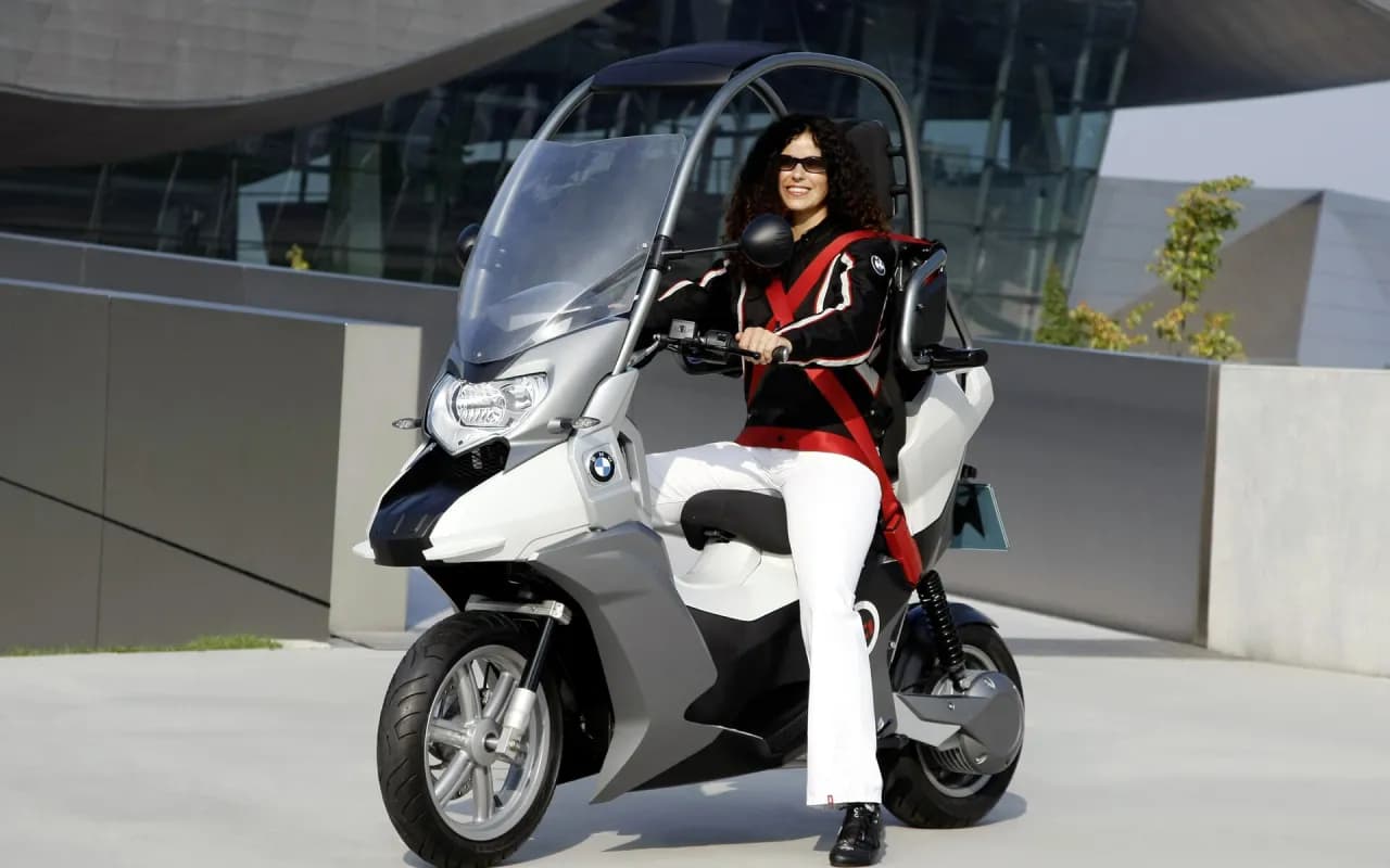 Skuter z dachem - komfortowy i bezpieczny sposób na miejskie podróże