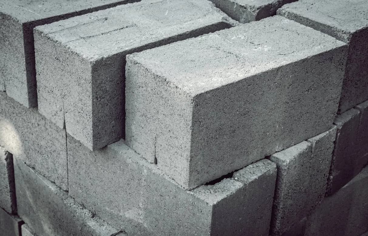 Fundamenty z bloczków betonowych czy wylewane – co wybrać dla domu?