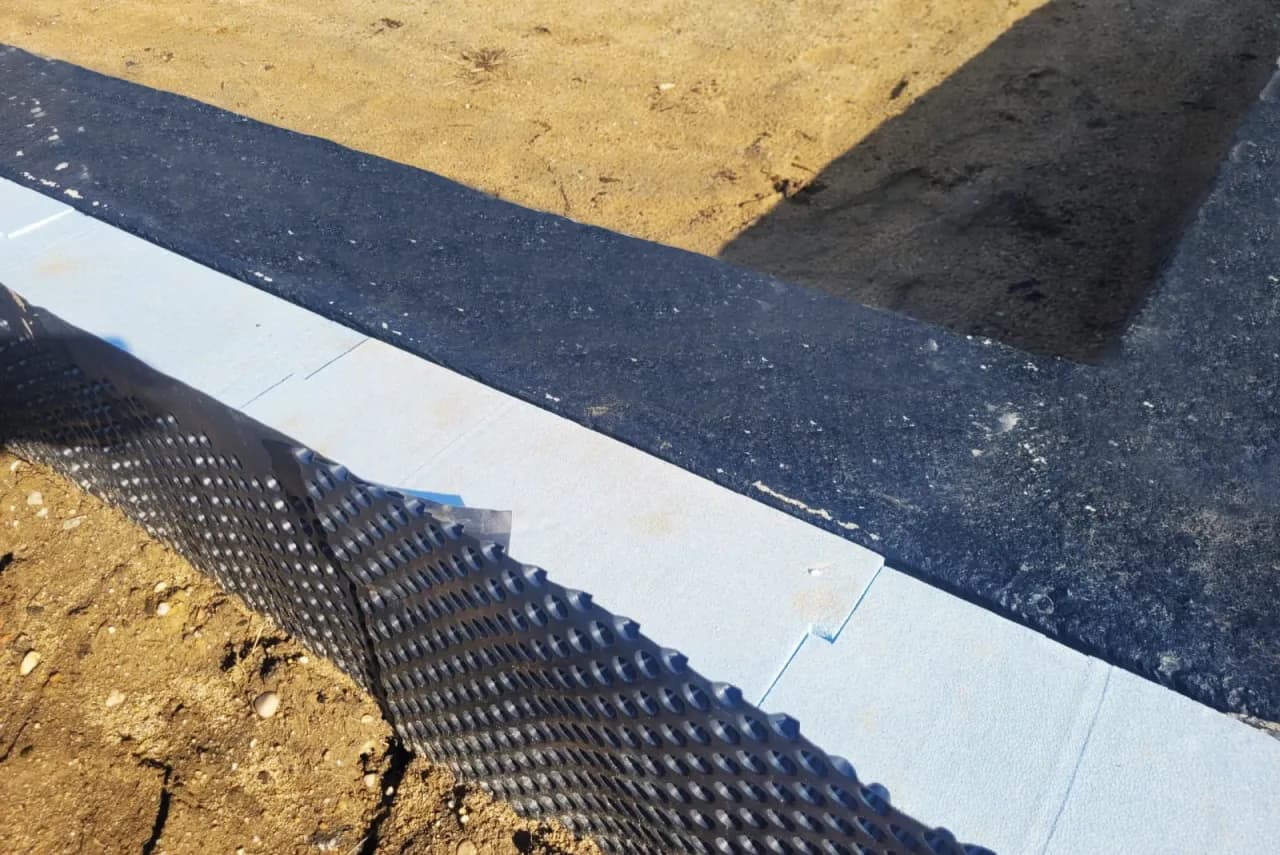 Jaka grubość XPS na fundament? Sprawdź, by uniknąć problemów z izolacją