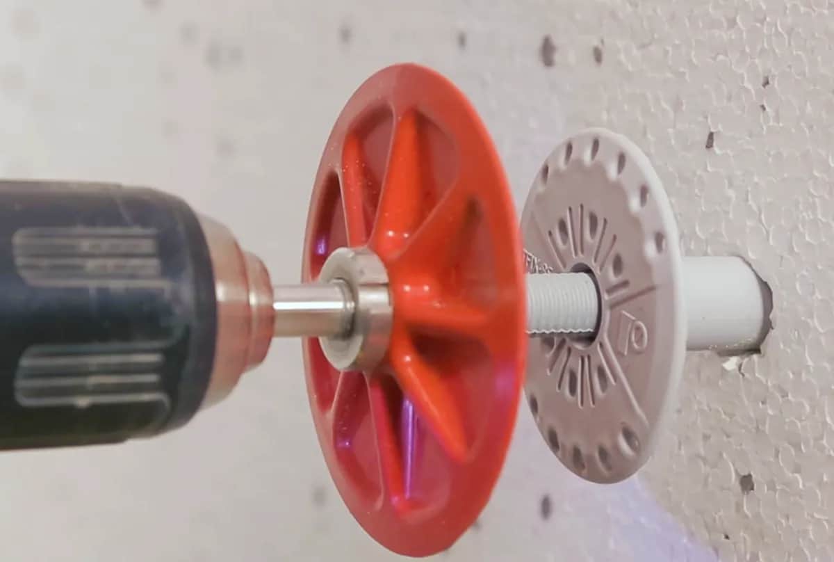 Jak zamontować kołki do styropianu bez błędów i oszczędności czasu