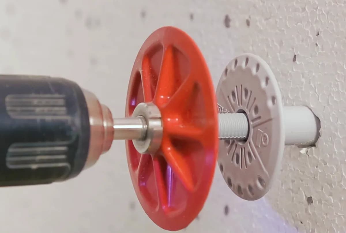 Jak zamontować kołki do styropianu bez błędów i oszczędności czasu