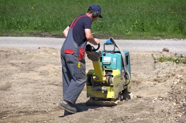 Jaką zagęszczarkę do fundamentów wybrać, aby uniknąć błędów?