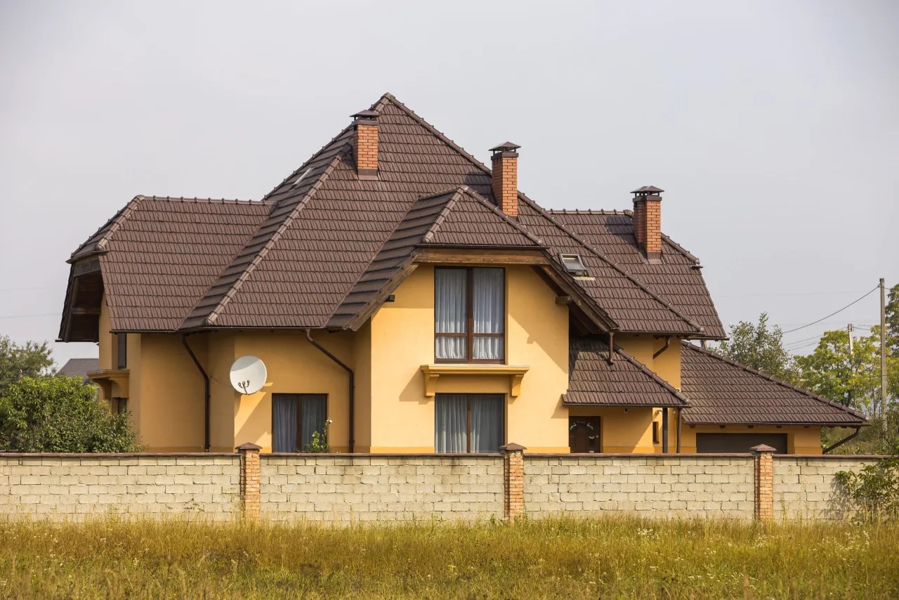 Jak dobrać kolory elewacji do brązowego dachu z symulacją kolorów
