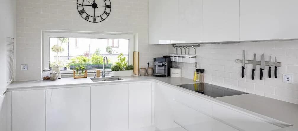 Jak zabezpieczyć ścianę w kuchni przed tłuszczem i utrzymać czystość