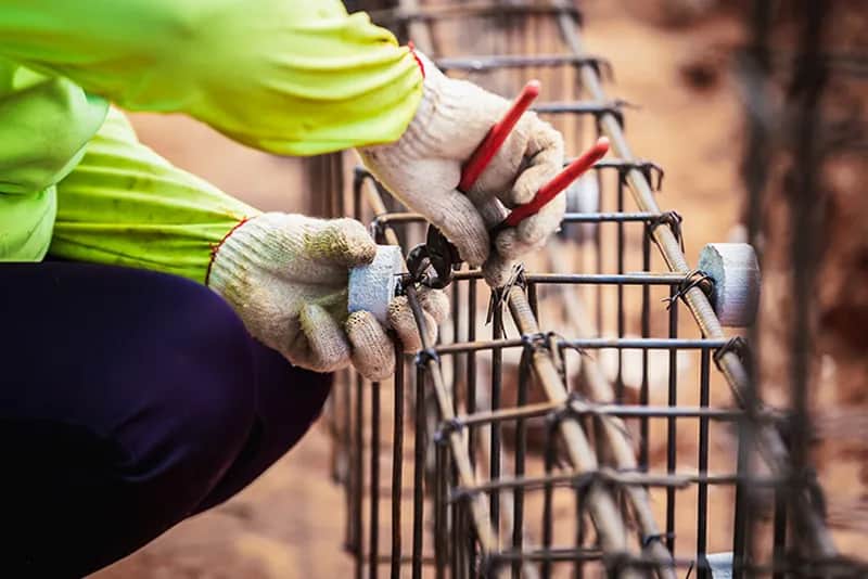 Jakie strzemiona na fundament – wybierz najlepsze dla swojej budowy