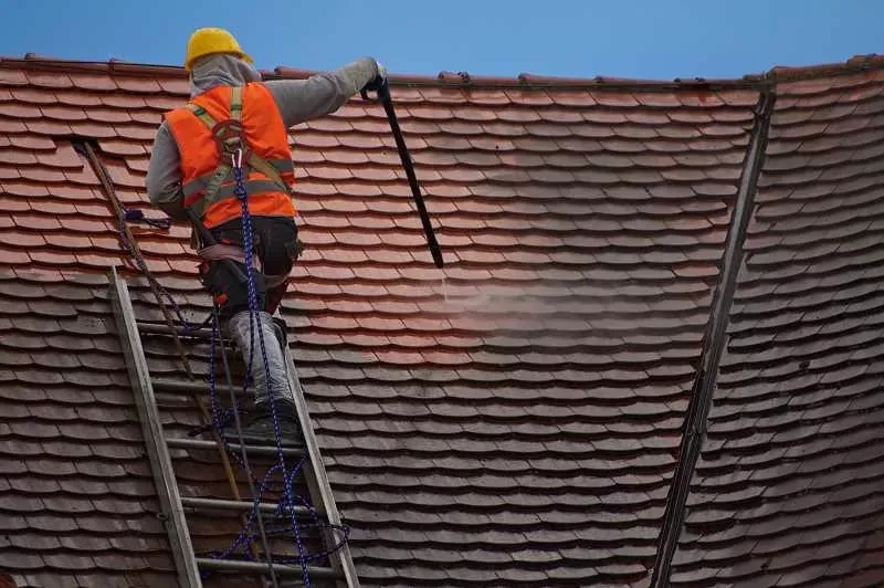 Ile kosztuje mycie dachu? Sprawdź ceny i ukryte koszty usług