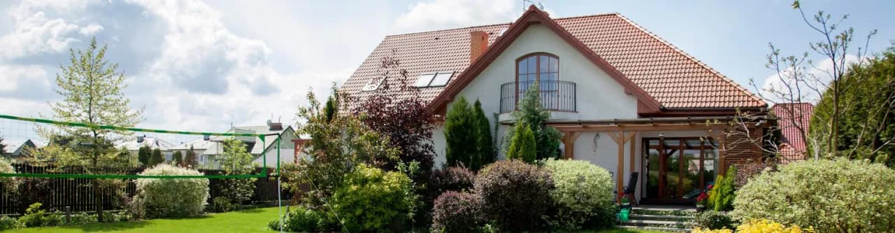 Dom całoroczny co to znaczy? Poznaj kluczowe cechy i zastosowania