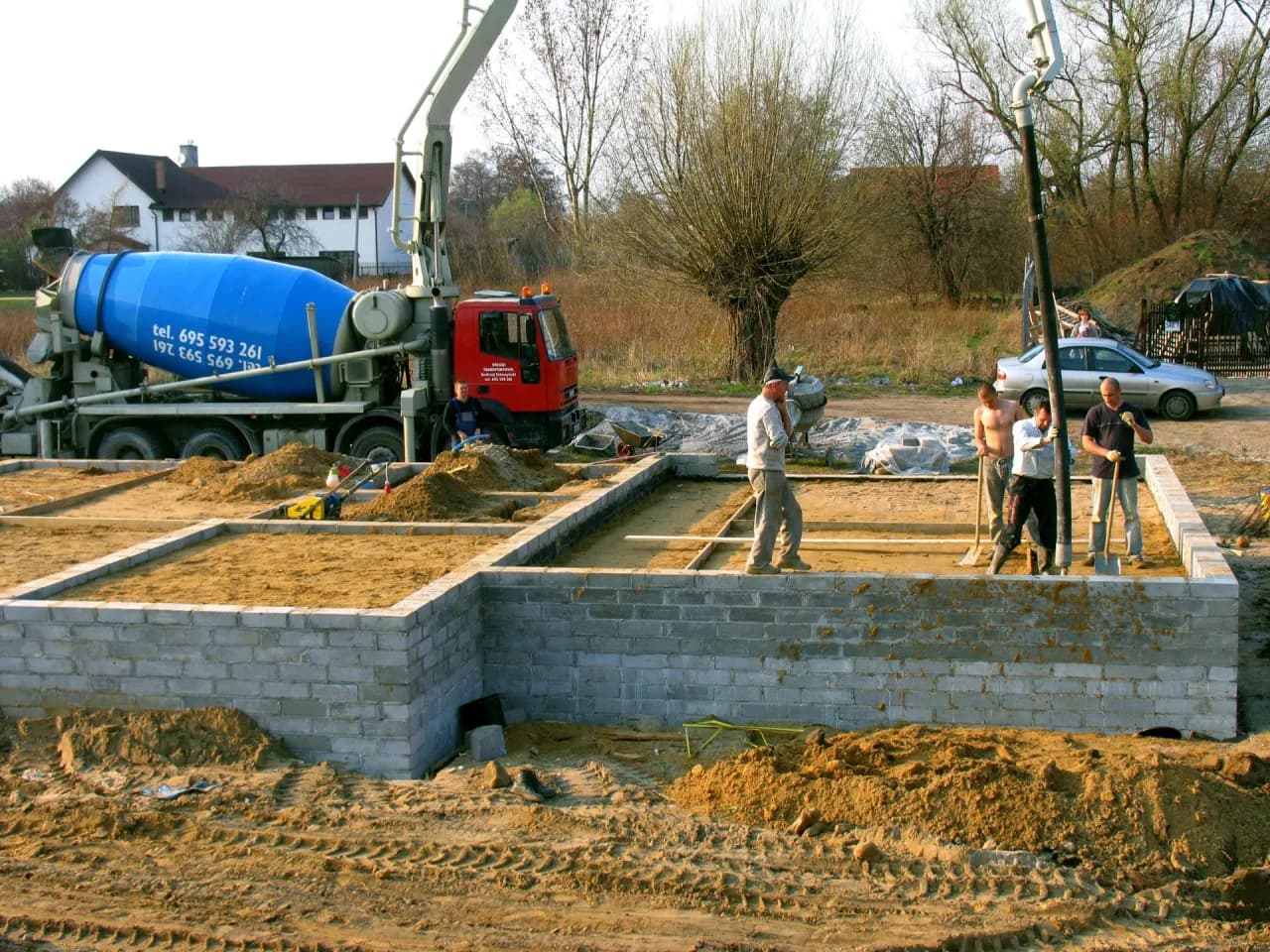 Czym obsypać fundamenty, aby uniknąć problemów z wilgocią?