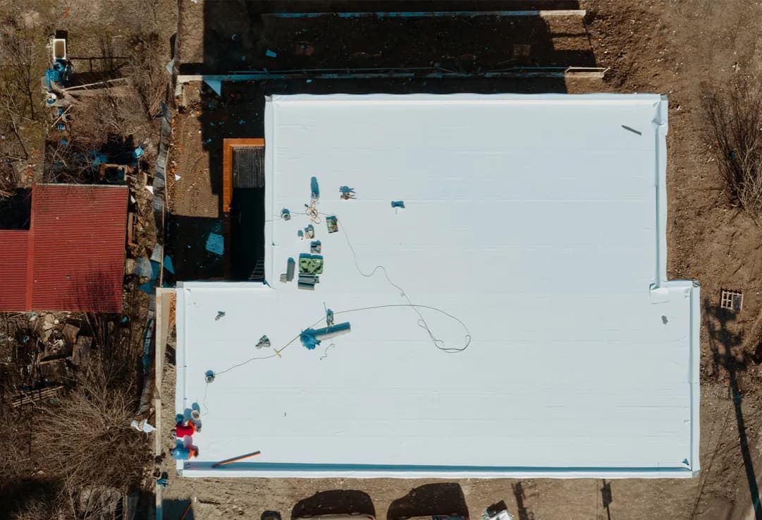 Konstrukcja dachu płaskiego: uniknij najczęstszych błędów budowlanych