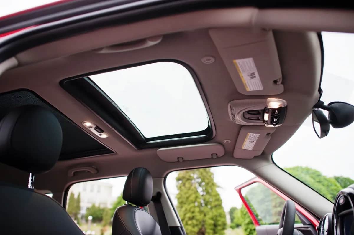 Dach panoramiczny w samochodzie: zalety, wady i co warto wiedzieć