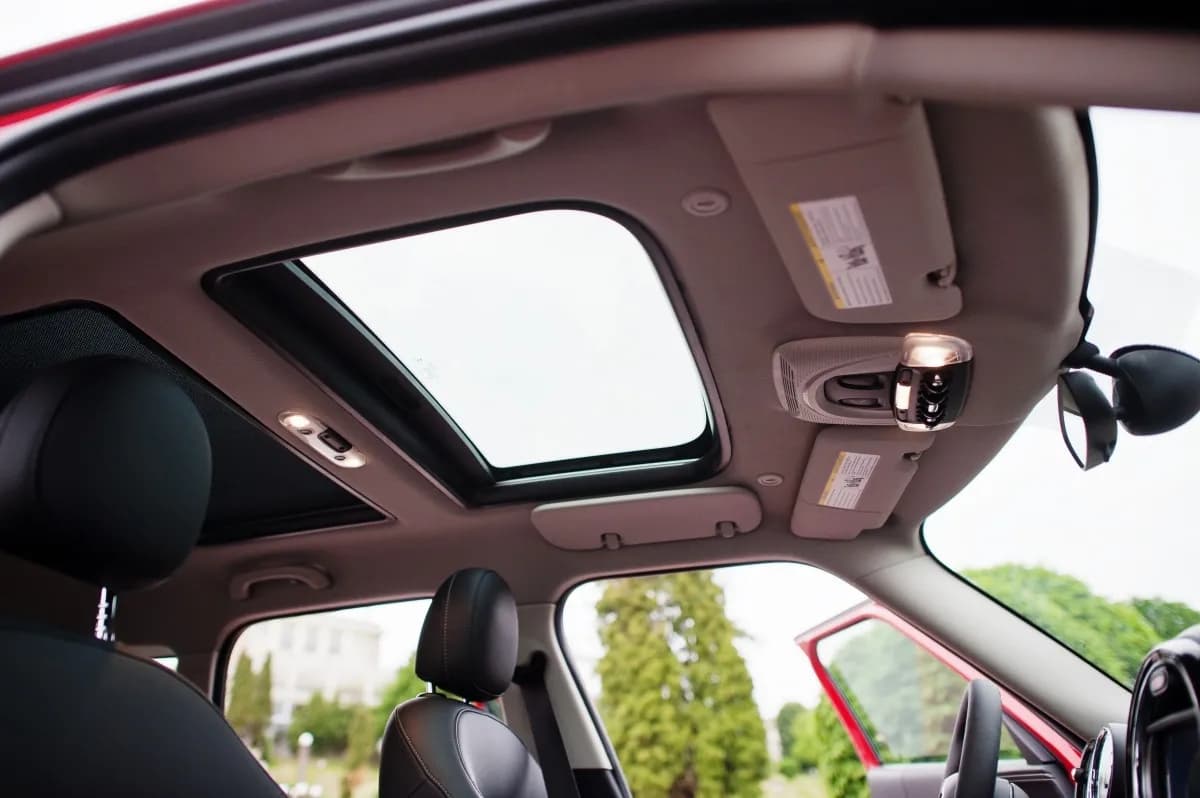 Dach panoramiczny w samochodzie: zalety, wady i co warto wiedzieć