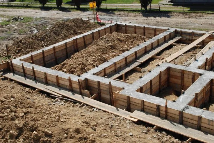 Jaki fundament pod dom 35m2? Odkryj najlepsze opcje i koszty