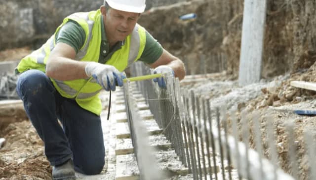 Jaki beton na fundament ogrodzenia? Wybierz najlepszy i uniknij problemów