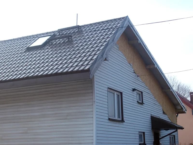 Jak podnieść dach w domu drewnianym i uniknąć kosztownych błędów