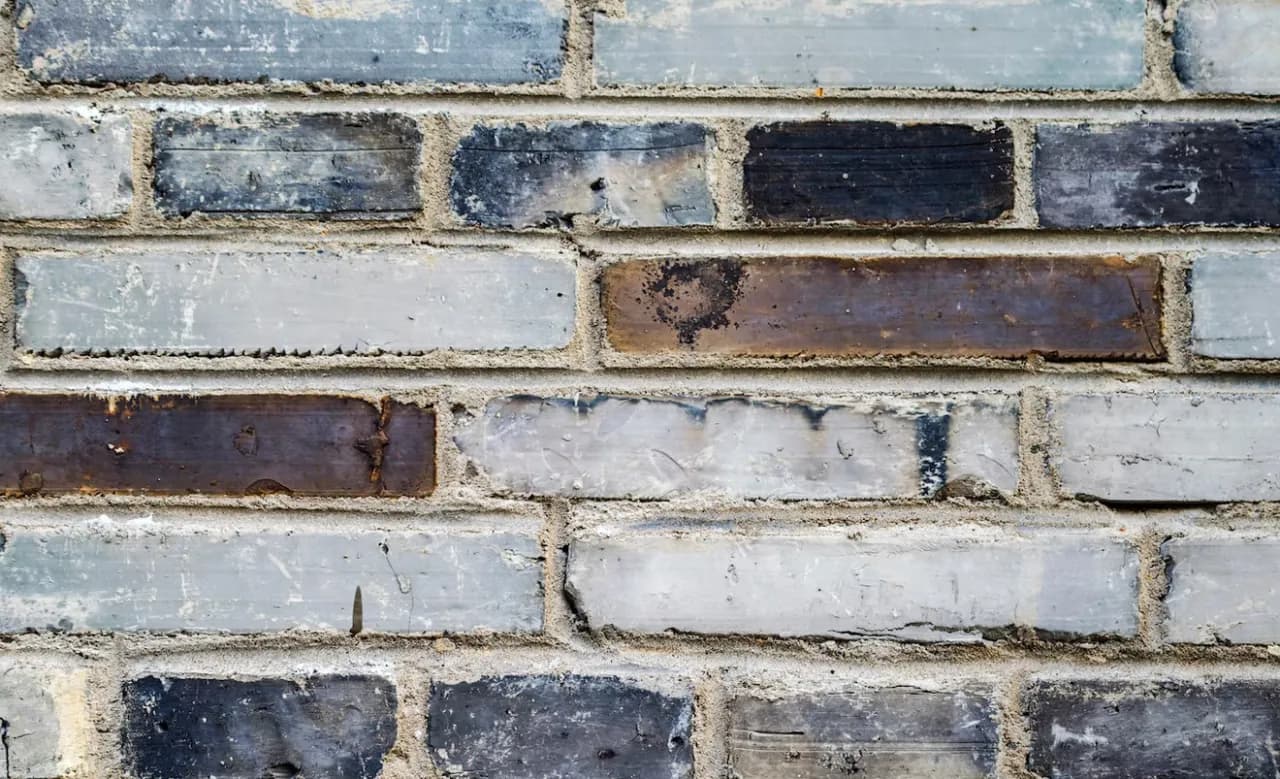 Jak usunąć plamy na ścianie z komina - sprawdzone metody i porady