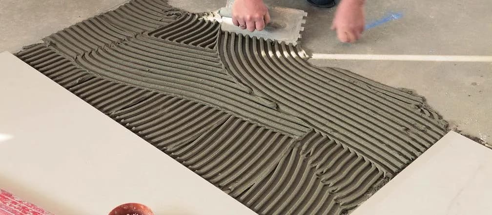 Jak wybrać odpowiedni klej do glazury i terakoty, aby uniknąć problemów?