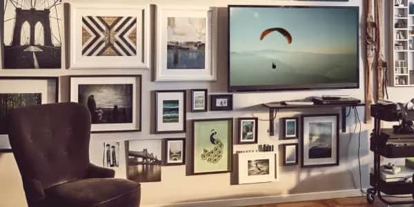 Jak ułożyć zdjęcia na ścianie, by uniknąć bałaganu i zyskać styl
