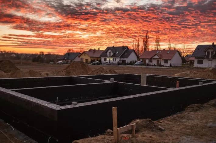 Czym obsypać fundamenty z zewnątrz, aby uniknąć problemów z wilgocią?