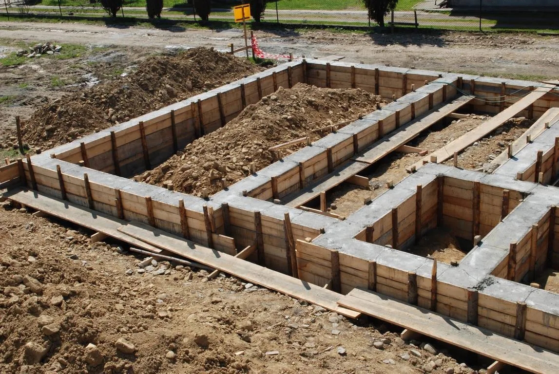 Jak wykonać fundament: Kluczowe kroki, aby uniknąć błędów budowlanych