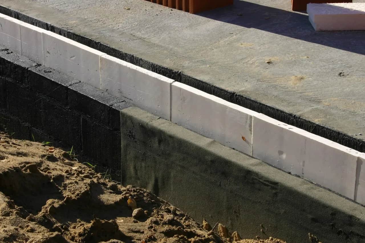 Ile styropianu na fundament? Kluczowe grubości dla Twojego budynku