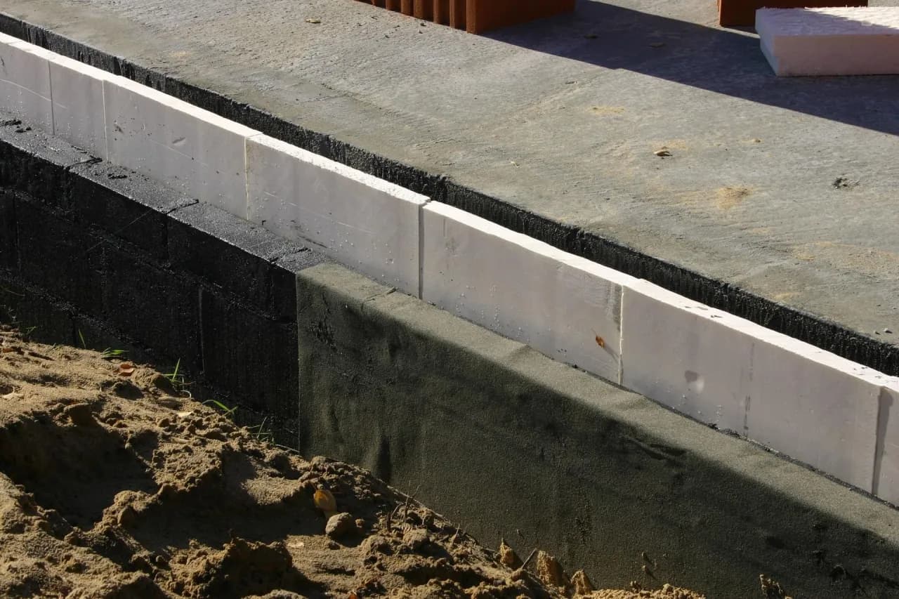 Ile styropianu na fundament? Kluczowe grubości dla Twojego budynku