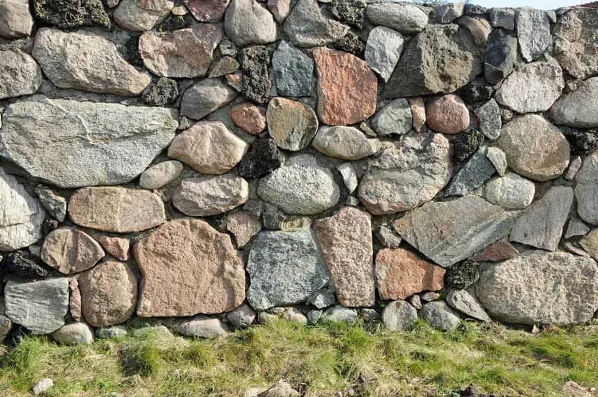 Jaką zaprawę do murowania kamienia polnego wybrać, aby uniknąć błędów?