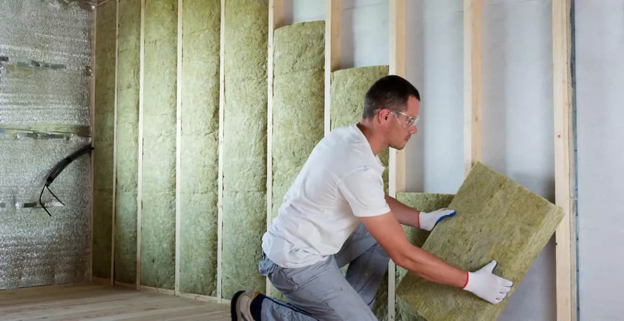 Jak ocieplić stary drewniany dom od wewnątrz bez problemów z wilgocią