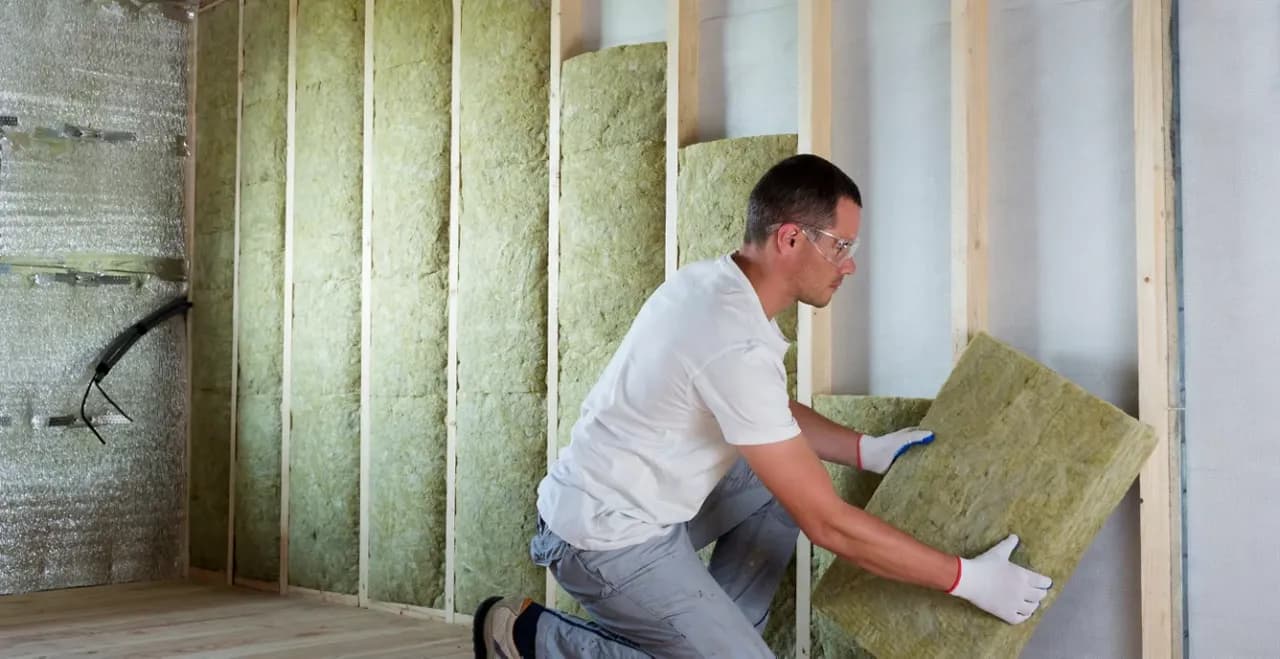 Jak ocieplić stary drewniany dom od wewnątrz bez problemów z wilgocią