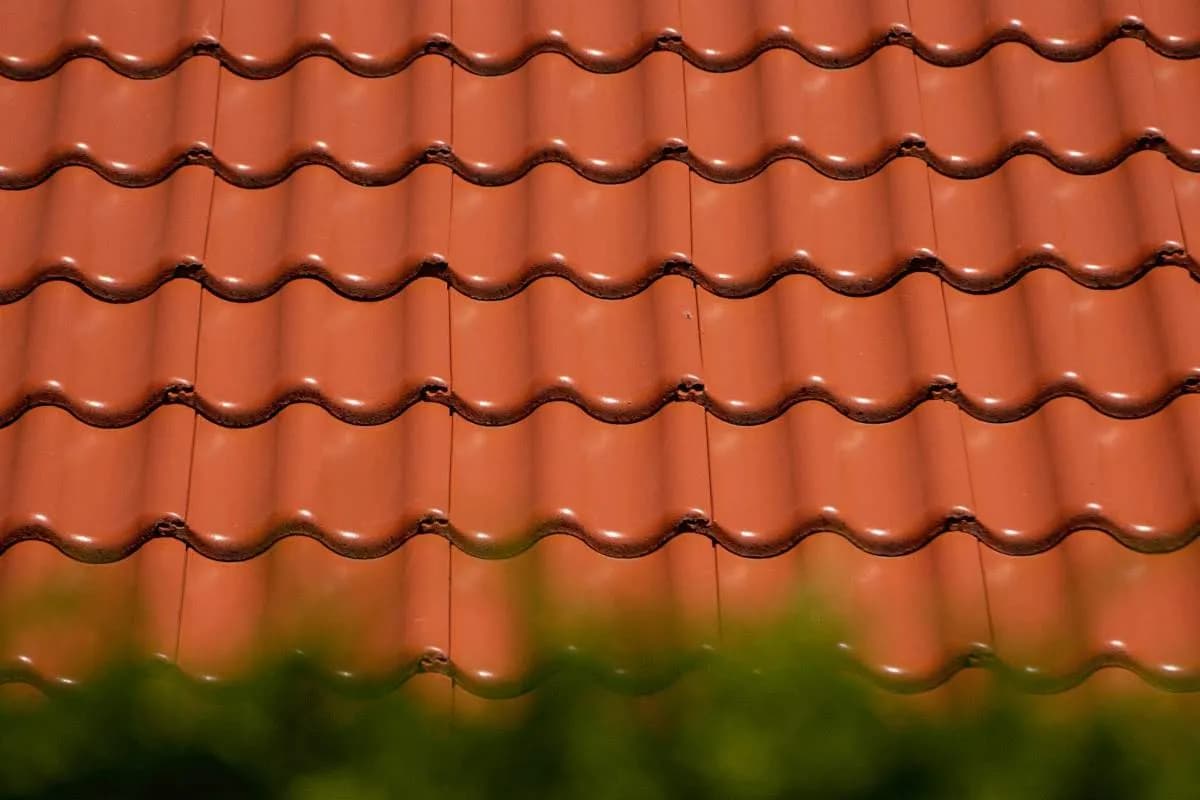 Ile kosztuje metr dachówki ceramicznej? Sprawdź ceny i oszczędź na dachu