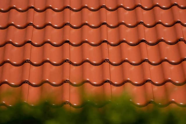 Ile kosztuje metr dachówki ceramicznej? Sprawdź ceny i oszczędź na dachu