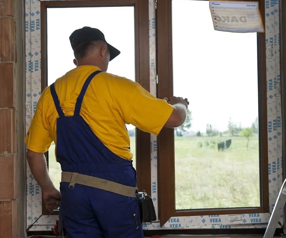 Jak zamontować okno w drewnianym domu - uniknij najczęstszych błędów