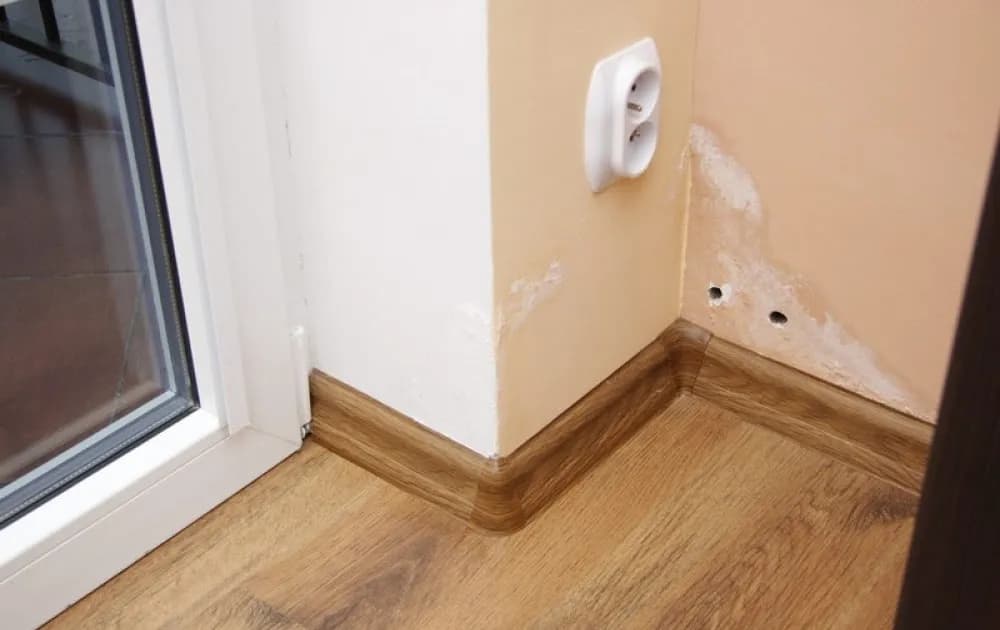 Jak zlikwidować wykwity solne na ścianie i uniknąć ich powrotu