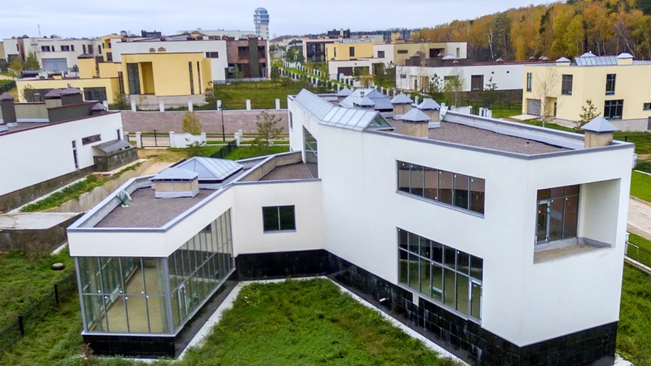 Skuteczne odwodnienie dachu płaskiego z attyką - uniknij problemów z wodą