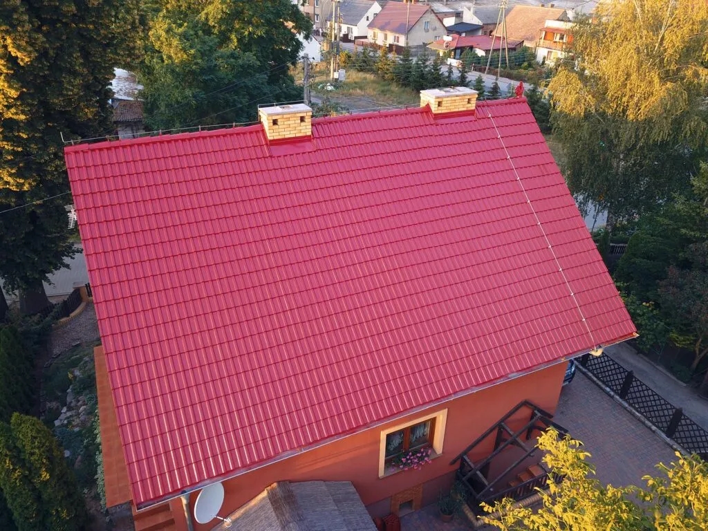 Ile kosztuje malowanie dachu z blachy? Ceny, które musisz znać