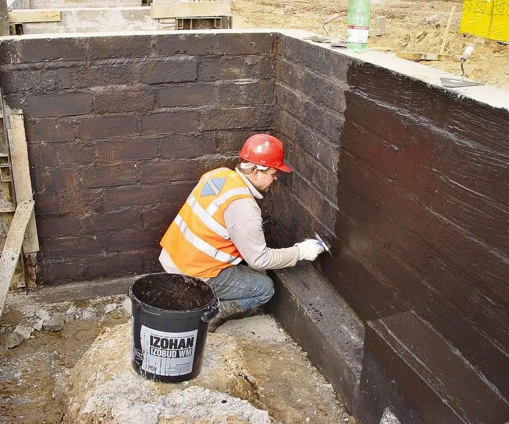 Jak osuszyć fundamenty: skuteczne metody na walkę z wilgocią