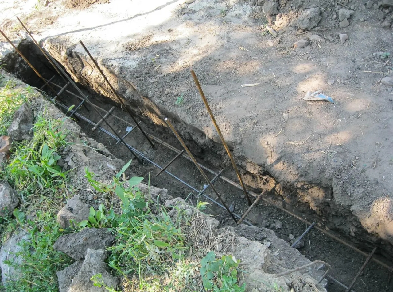 Jak głęboki fundament pod ogrodzenie, aby uniknąć uszkodzeń?