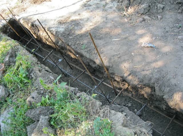 Jak głęboki fundament pod ogrodzenie, aby uniknąć uszkodzeń?